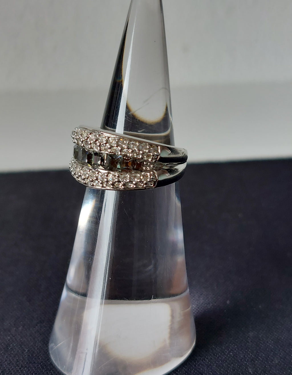 Vintage damesring - M&S zilverkleurig met 5 rijen strass