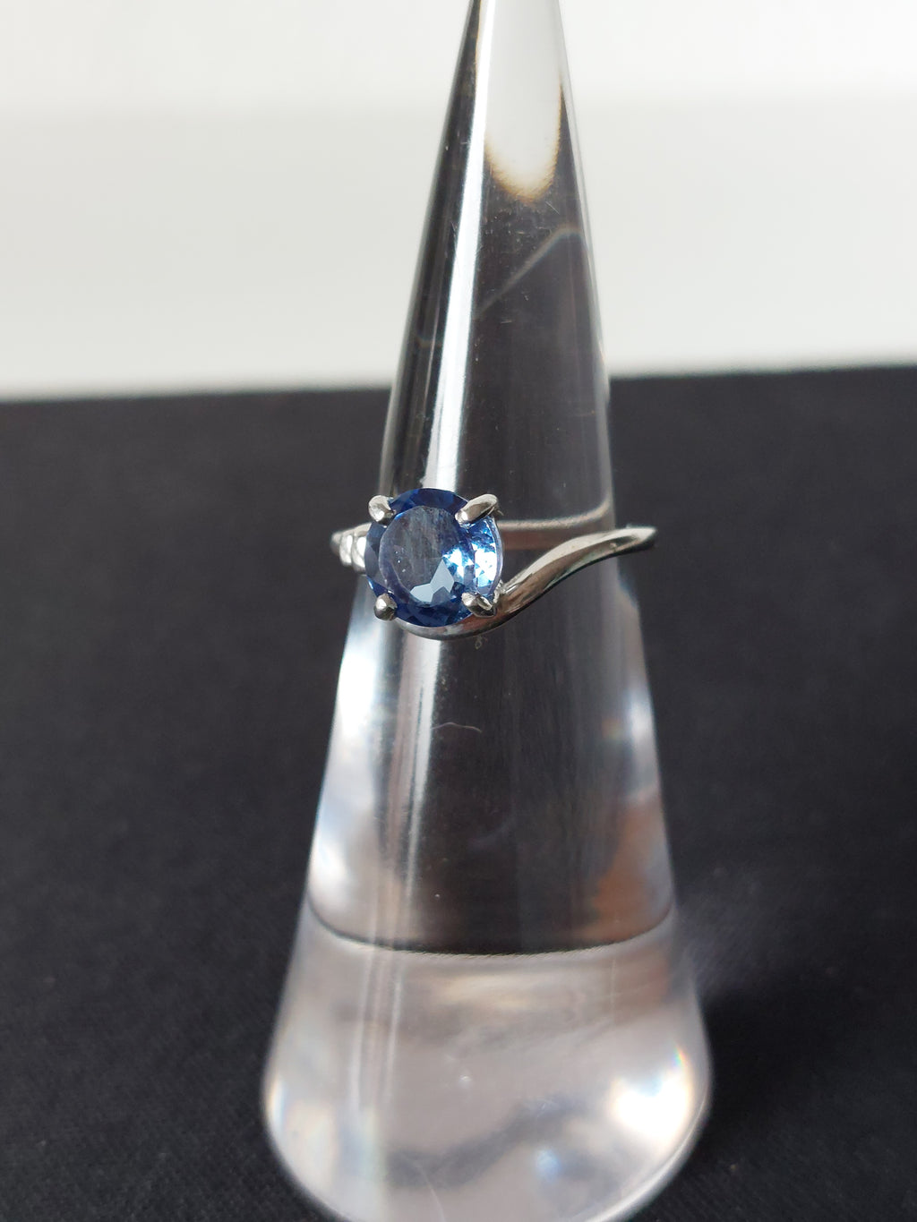 Vintage damesring - verzilverd solitaire met lichtblauwe steen