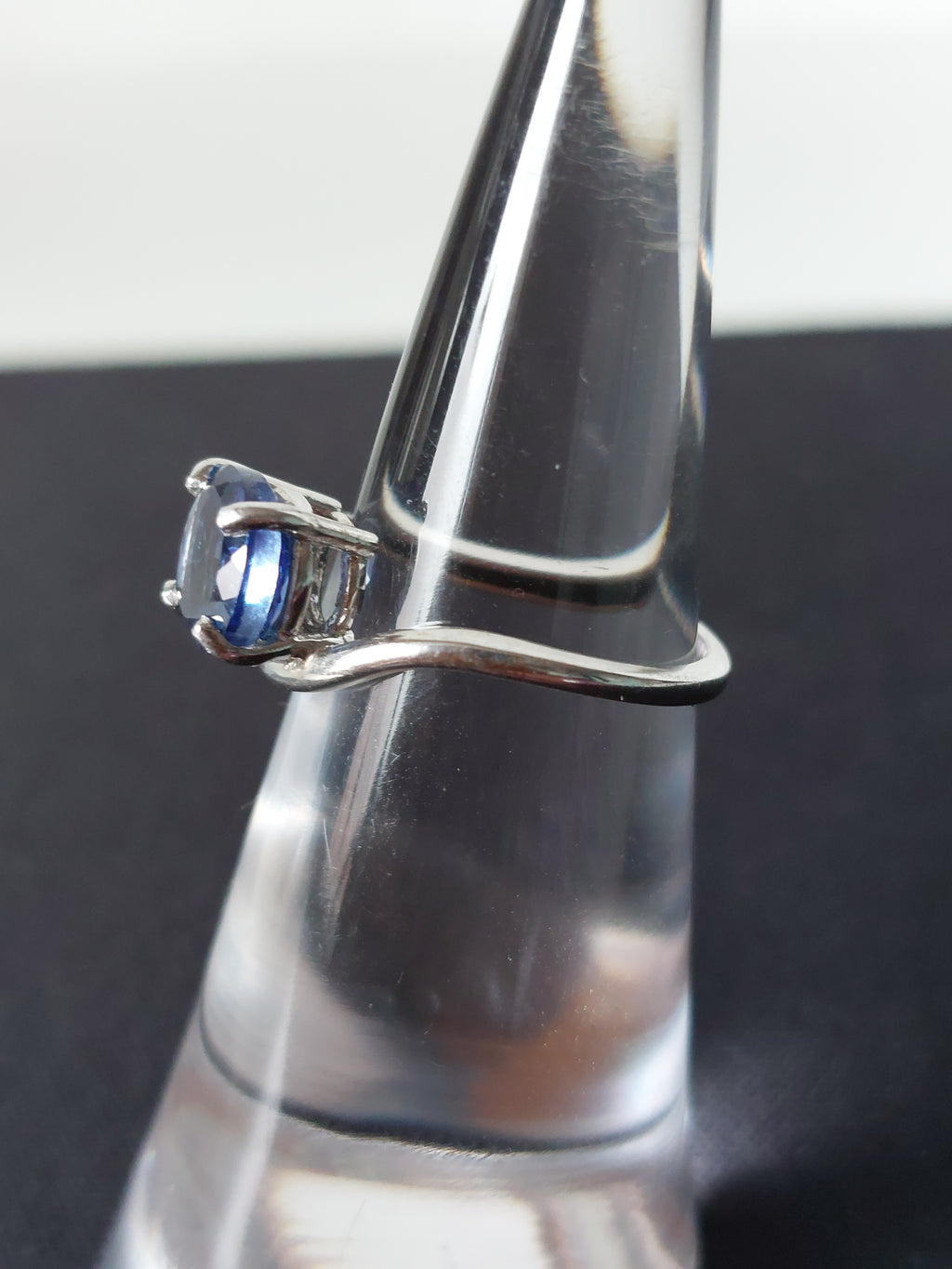 Vintage damesring - verzilverd solitaire met lichtblauwe steen