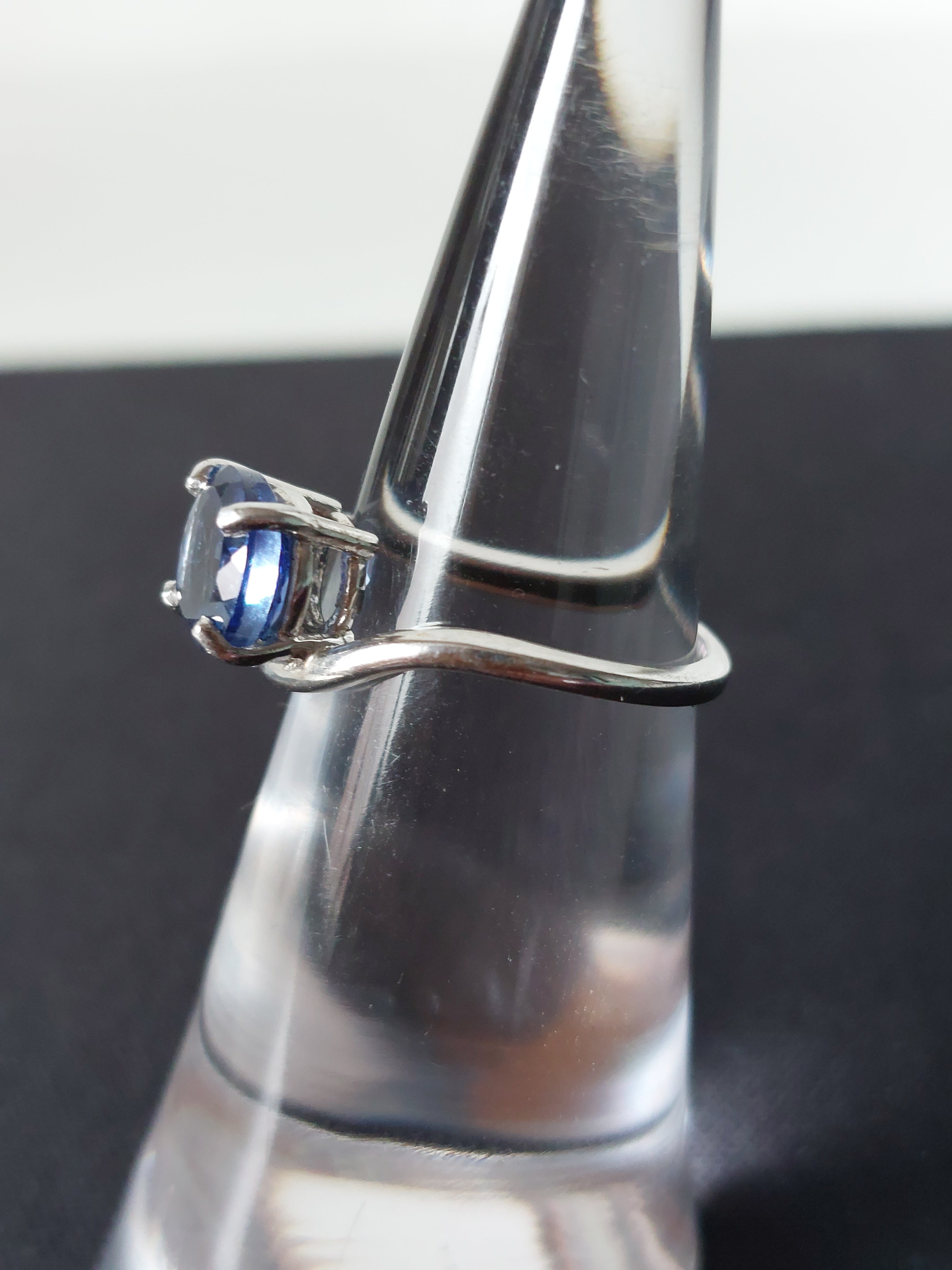 Vintage damesring - verzilverd solitaire met lichtblauwe steen