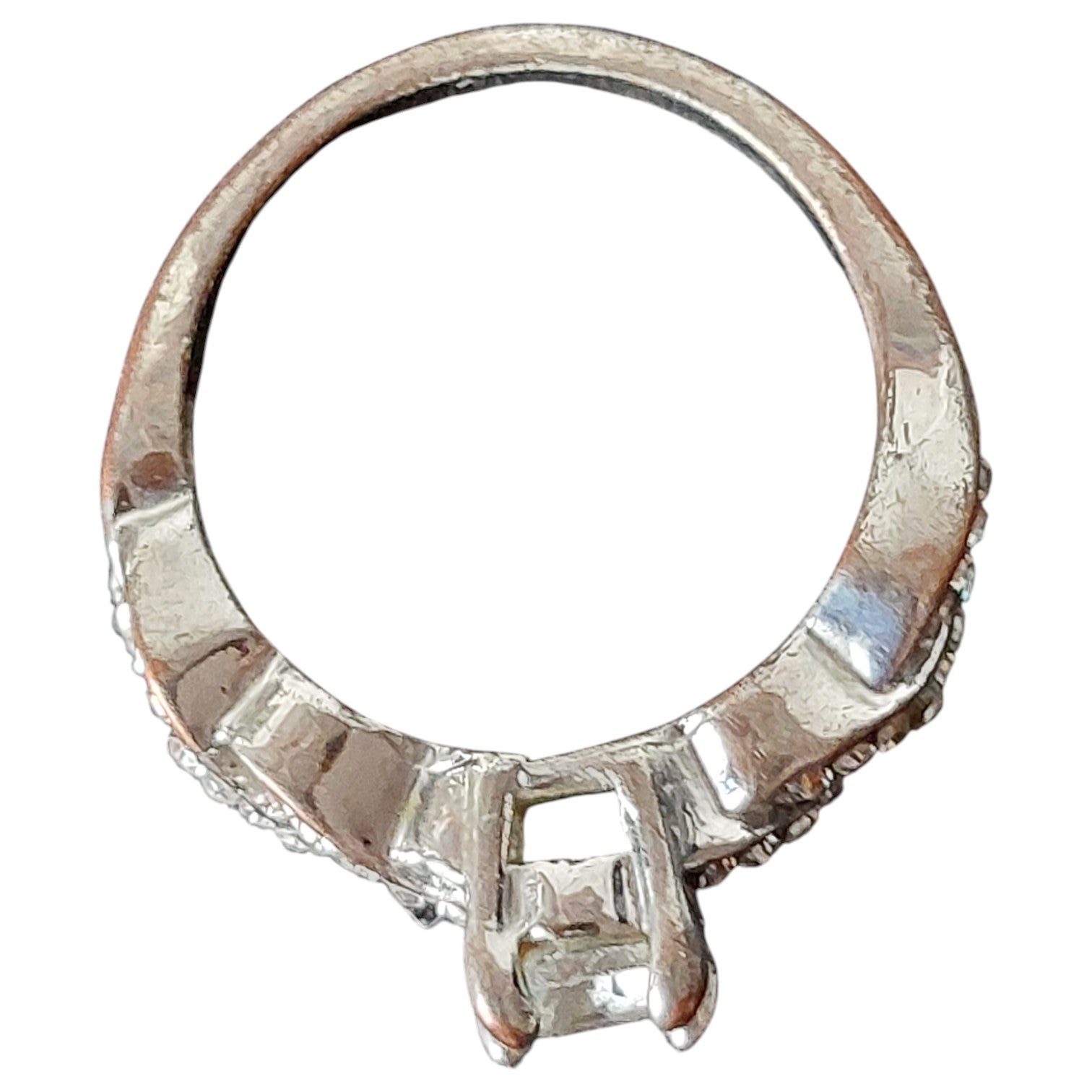 Vintage damesring - verzilverd gedraaide band met strass solitaire