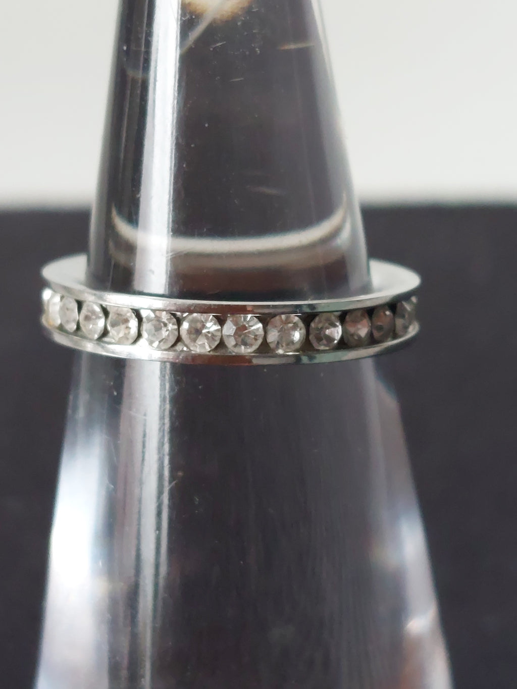 Vintage damesring - zilverkleurig alliance met strass rondom