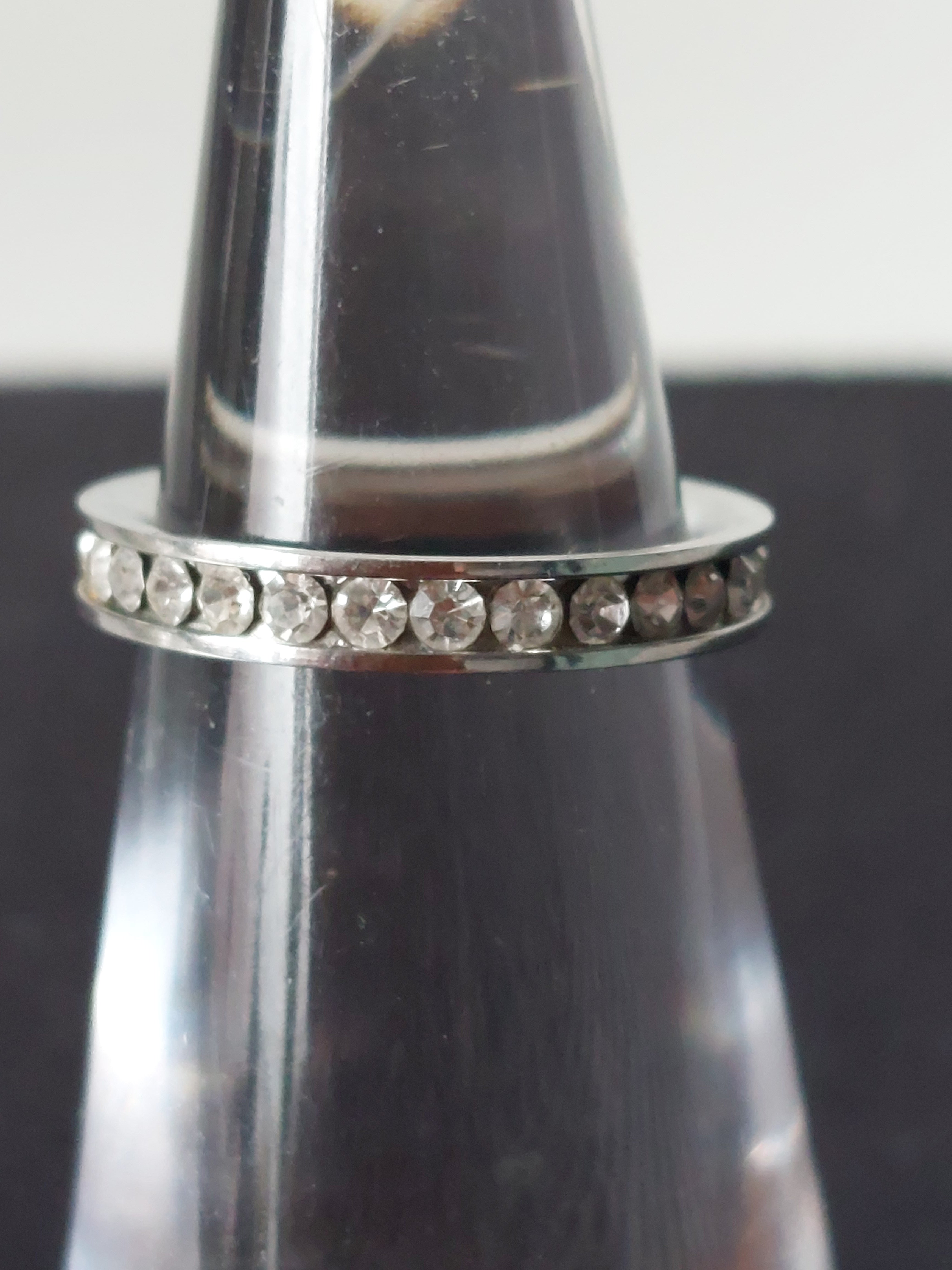 Vintage damesring - zilverkleurig alliance met strass rondom
