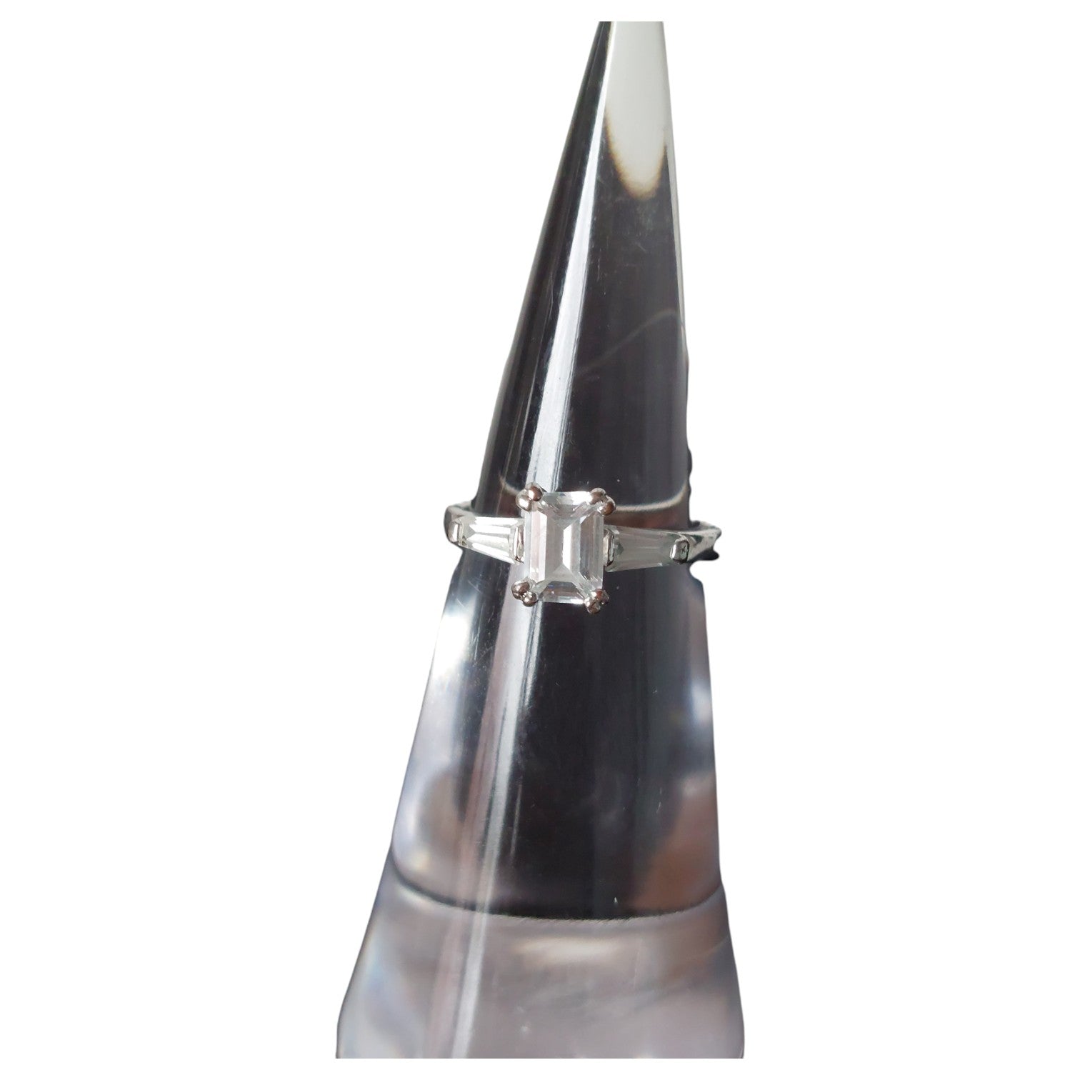 Vintage damesring - verzilverd koper met smaragdgeslepen strass en baguette zijstenen