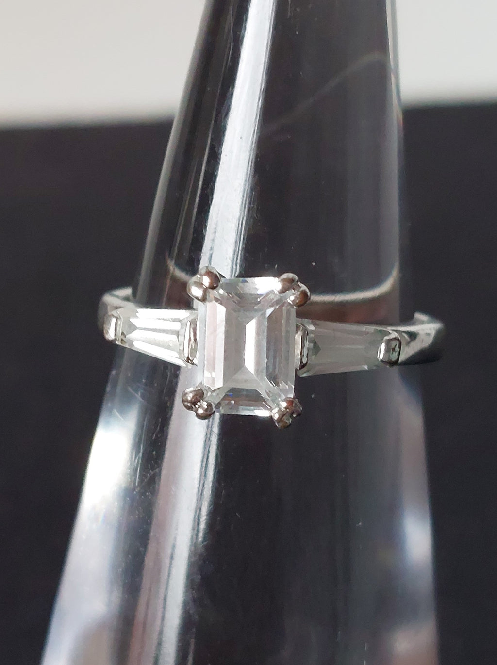 Vintage damesring - verzilverd koper met smaragdgeslepen strass en baguette zijstenen