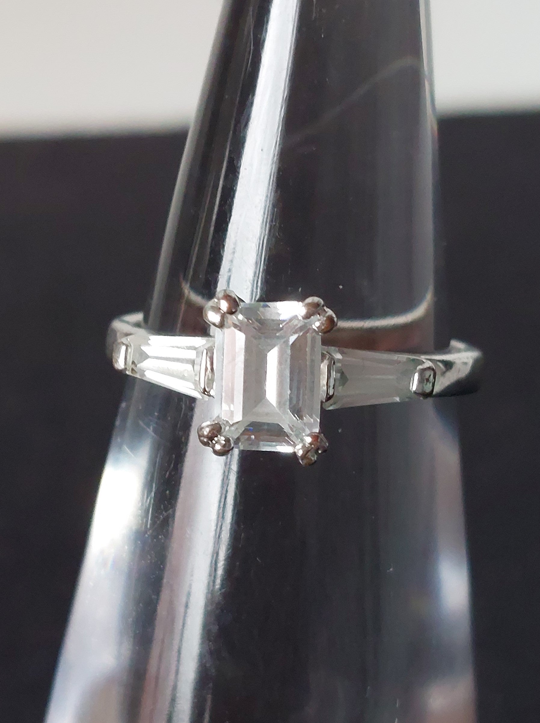 Vintage damesring - verzilverd koper met smaragdgeslepen strass en baguette zijstenen