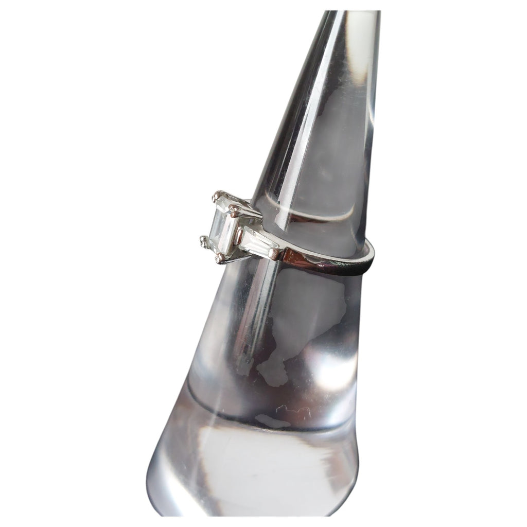 Vintage damesring - verzilverd koper met smaragdgeslepen strass en baguette zijstenen