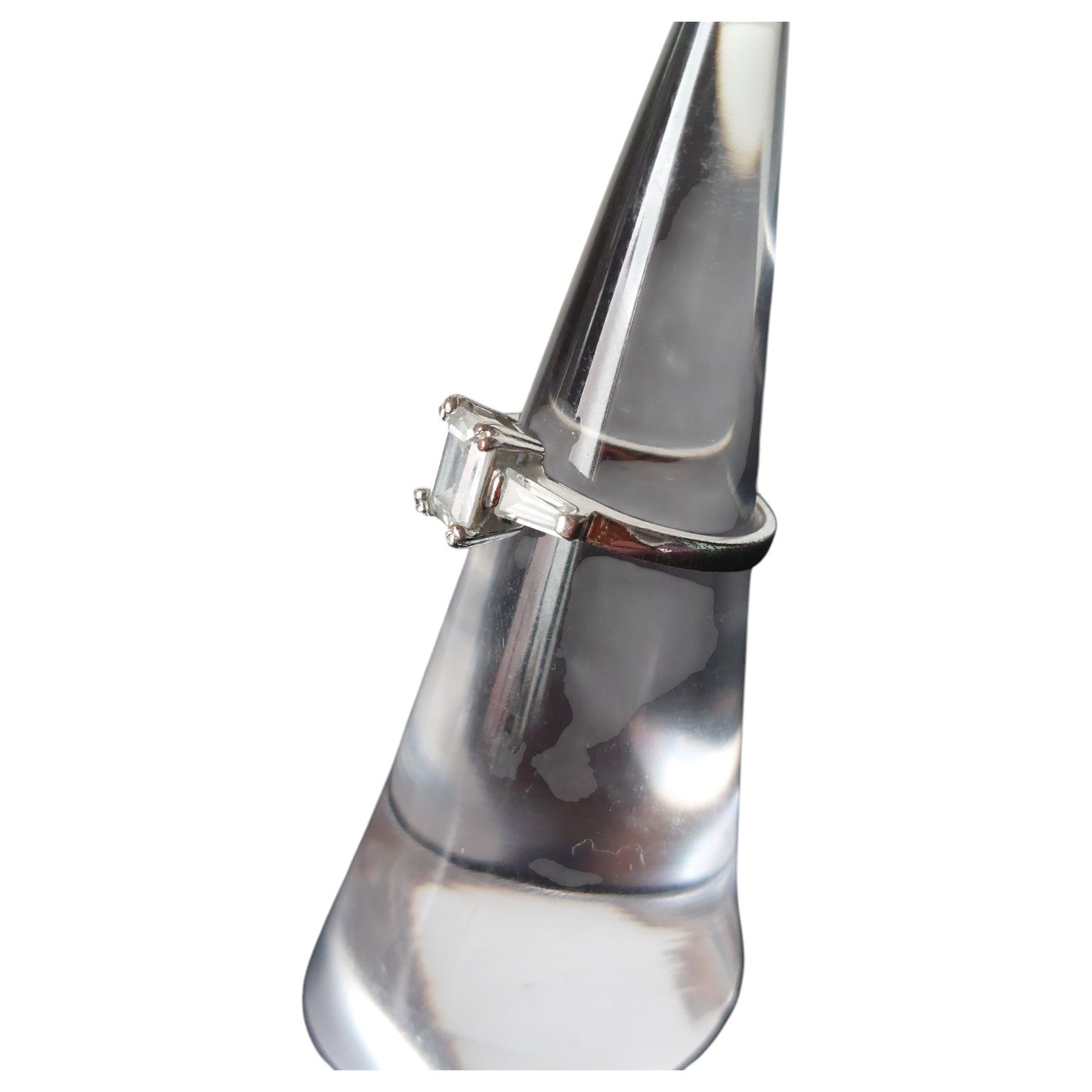 Vintage damesring - verzilverd koper met smaragdgeslepen strass en baguette zijstenen