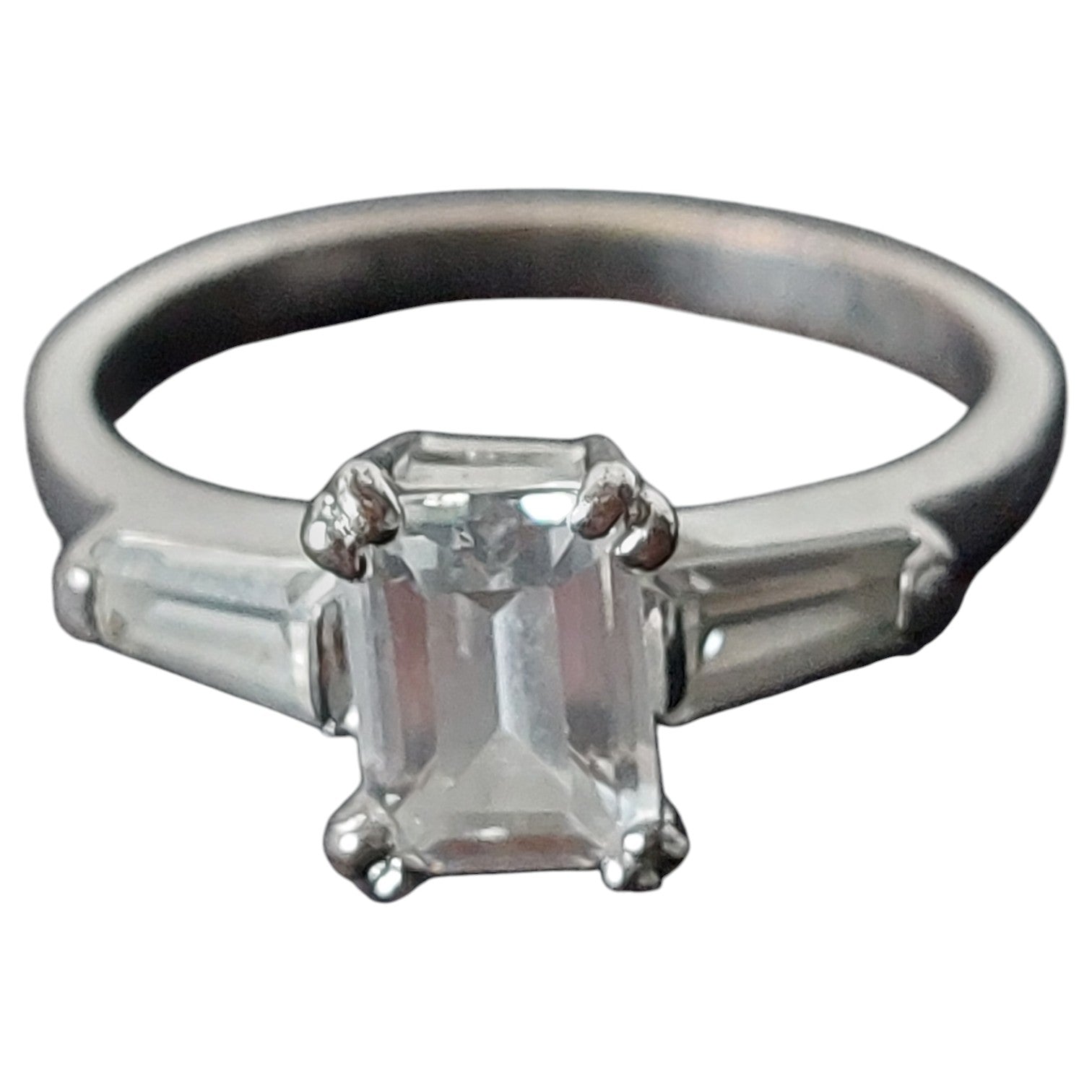 Vintage damesring - verzilverd koper met smaragdgeslepen strass en baguette zijstenen