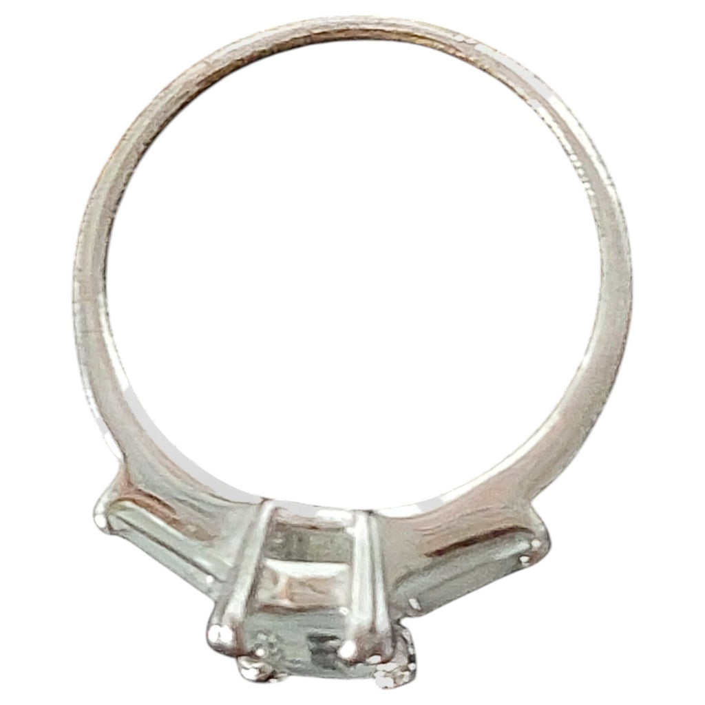 Vintage damesring - verzilverd koper met smaragdgeslepen strass en baguette zijstenen