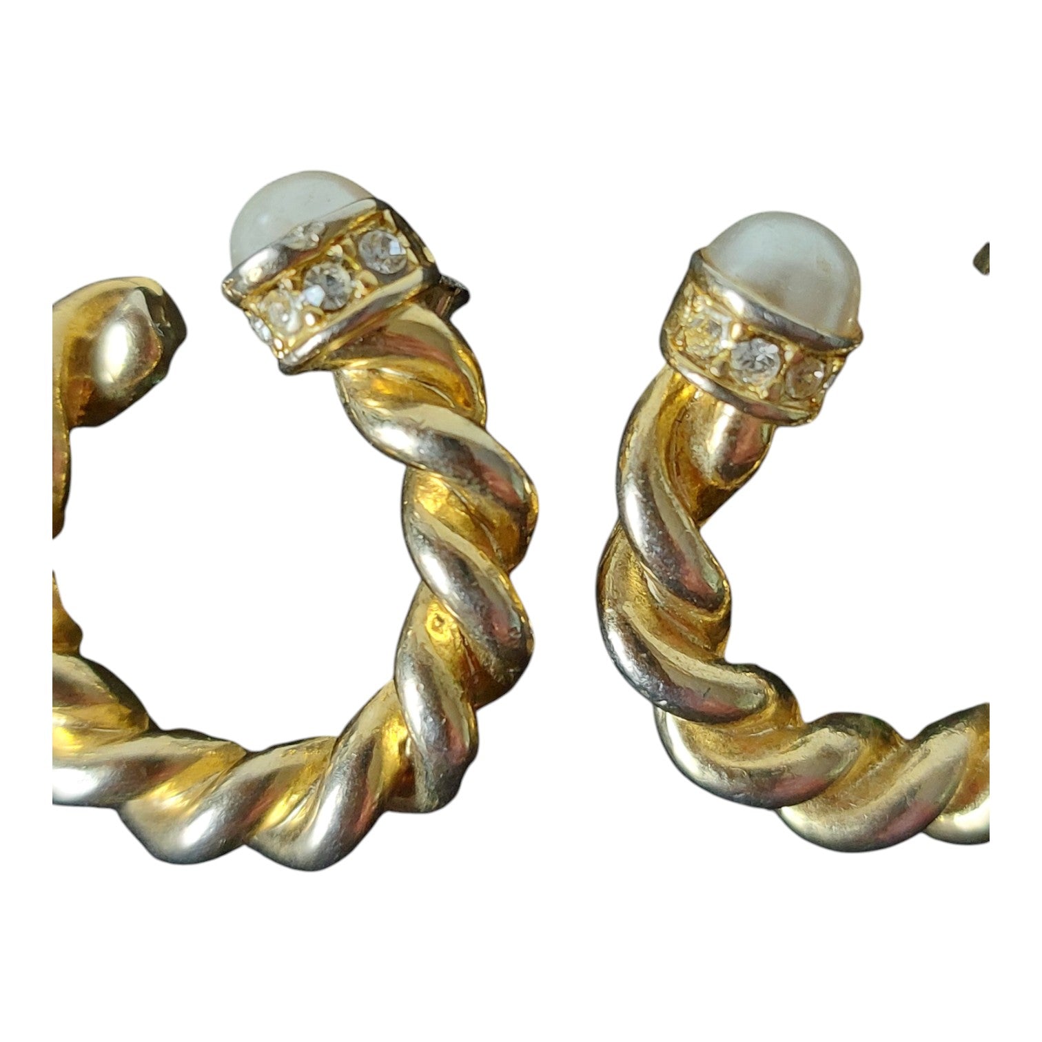 Goldfarbene Ohrstecker mit Perle und Strass