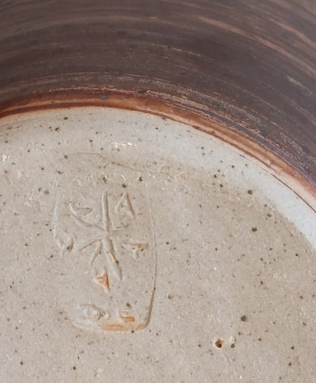 Keramikvase mit braunen Streifen & Rippenrelief – 70er Jahre