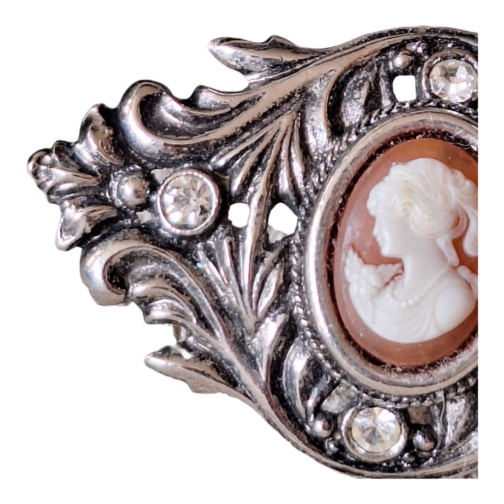 Silberfarbene Kamée-Brosche mit Strass – Retro-Kostümschmuck