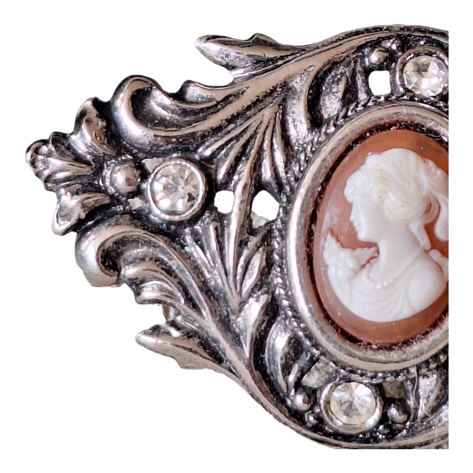 Silberfarbene Kamée-Brosche mit Strass – Retro-Kostümschmuck