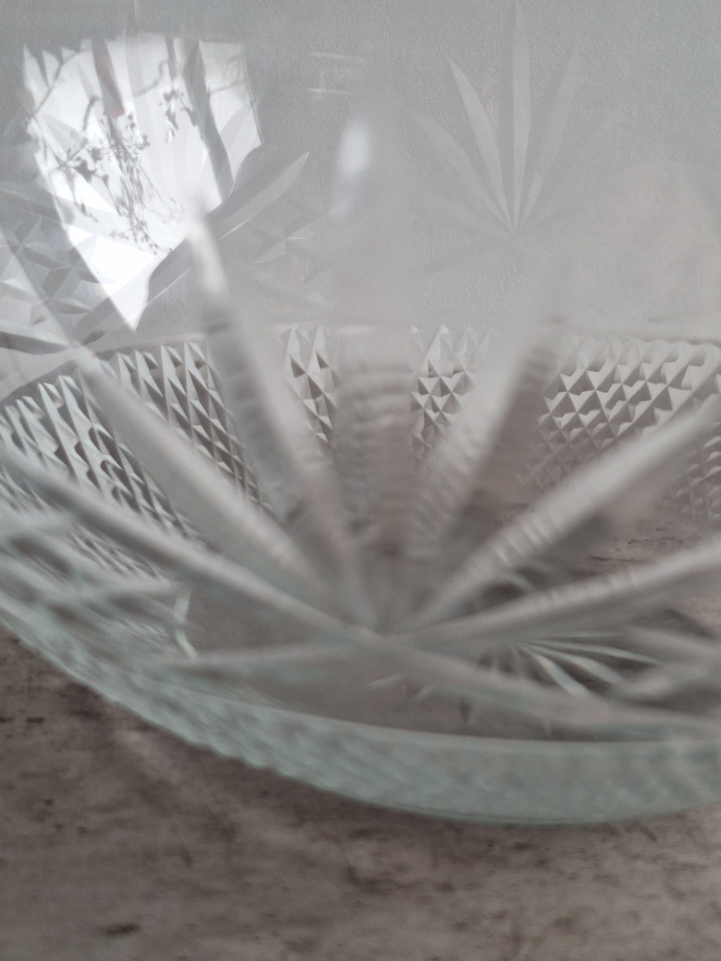 Lead Crystal Bowl Ø 22.5 cm | 1960s | Clear Cut Crystal