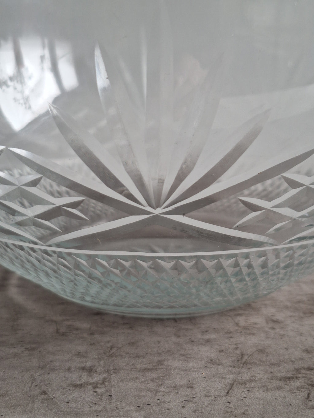 Lead Crystal Bowl Ø 22.5 cm | 1960s | Clear Cut Crystal