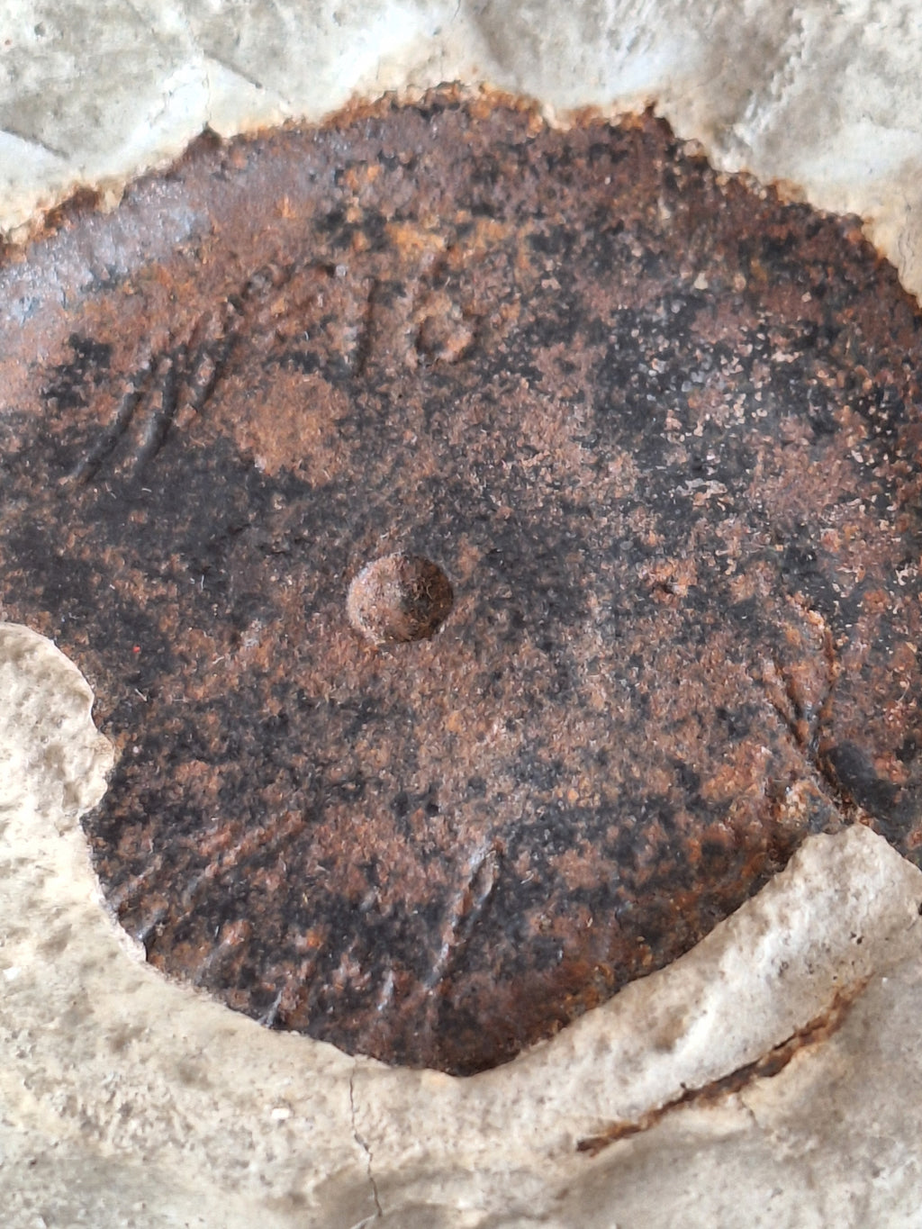 Dekorative Fliese im Metallrahmen