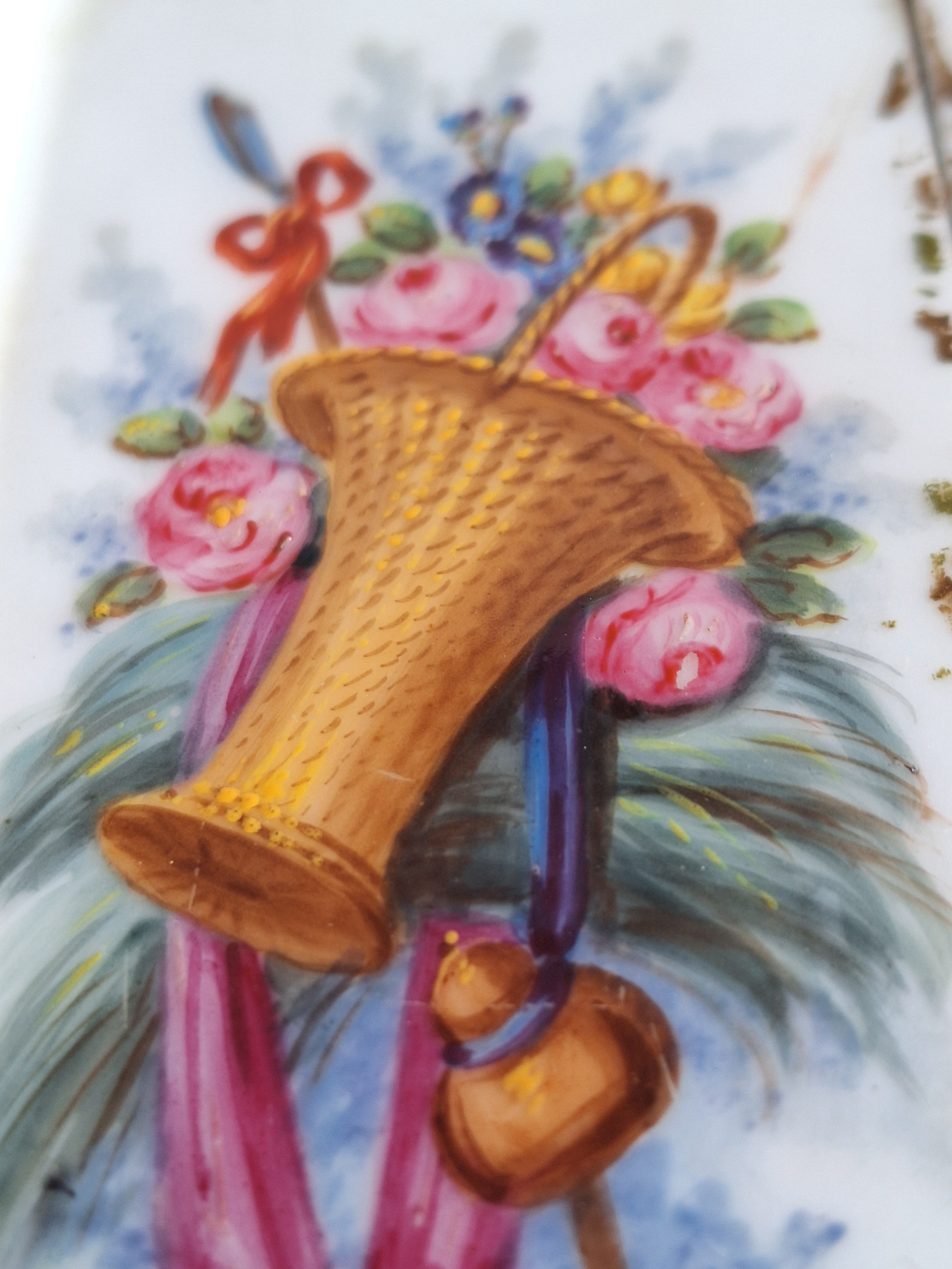 Dekorative Fliese im Metallrahmen
