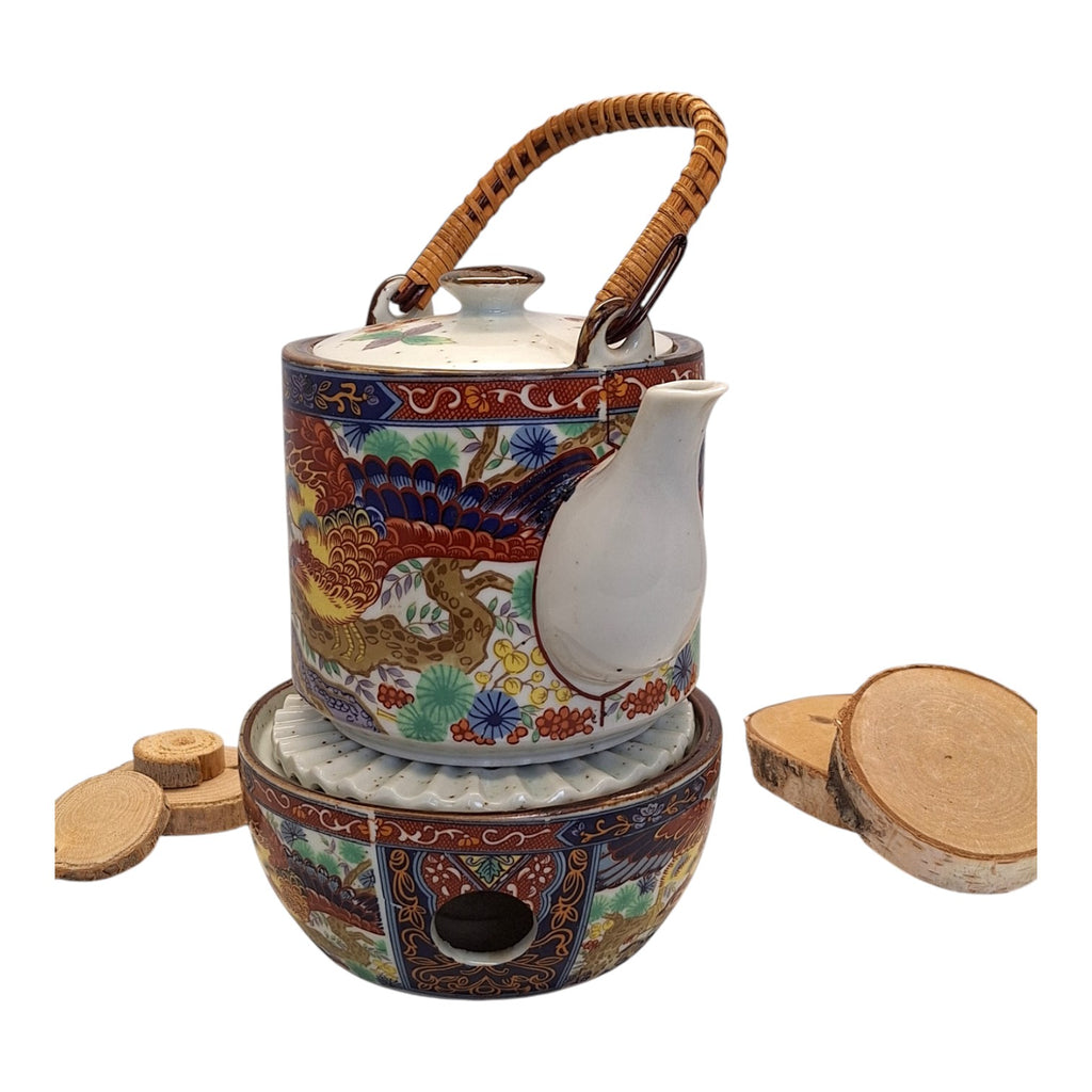 Porzellan Teekanne auf Stövchen mit Phönix-Dekor & Rattanhenkel – 60er Jahre