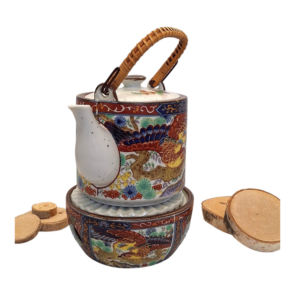 Porzellan Teekanne auf Stövchen mit Phönix-Dekor & Rattanhenkel – 60er Jahre