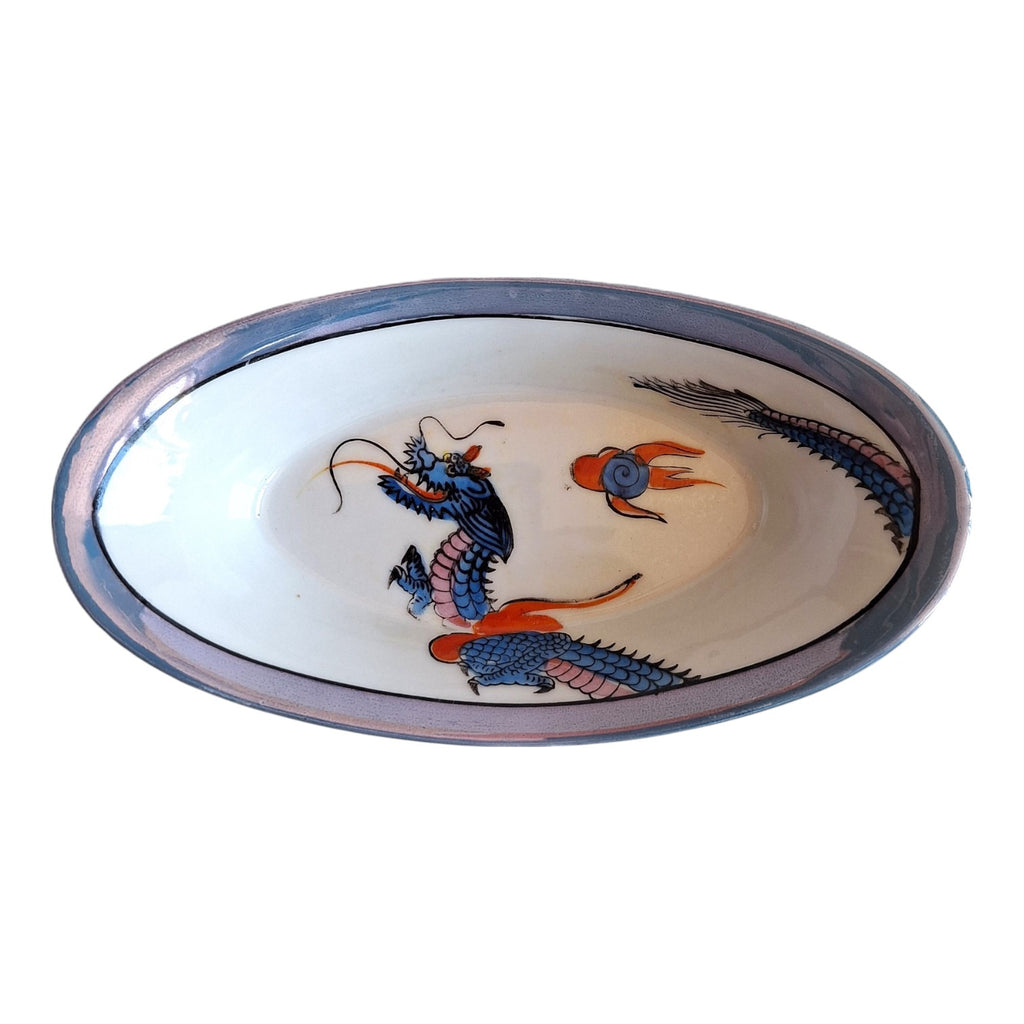 Japanische ovale Schale mit Drachendekor & blauem Rand – Gemarkt, 70er-80er Jahre