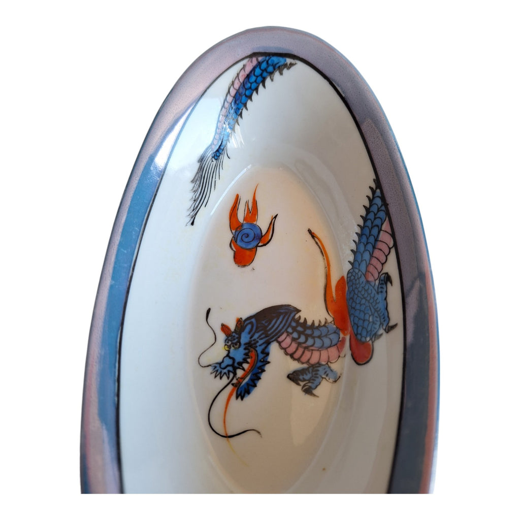 Japanische ovale Schale mit Drachendekor & blauem Rand – Gemarkt, 70er-80er Jahre