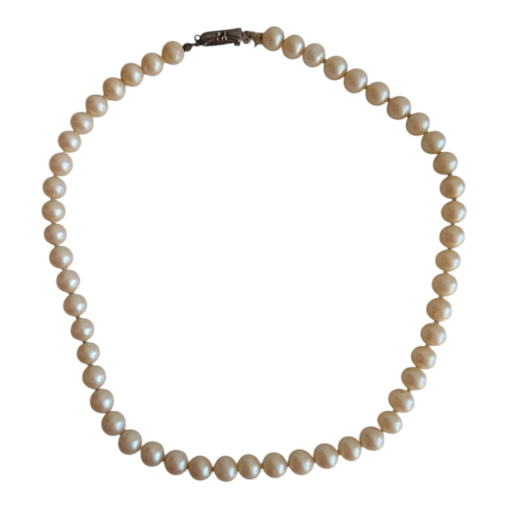 Pearl necklace with silver clasp