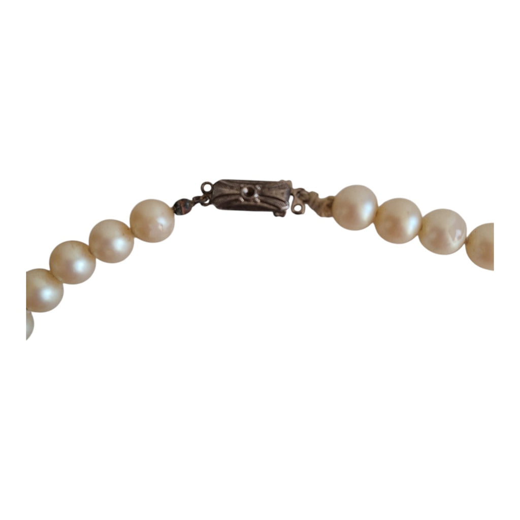 Pearl necklace with silver clasp