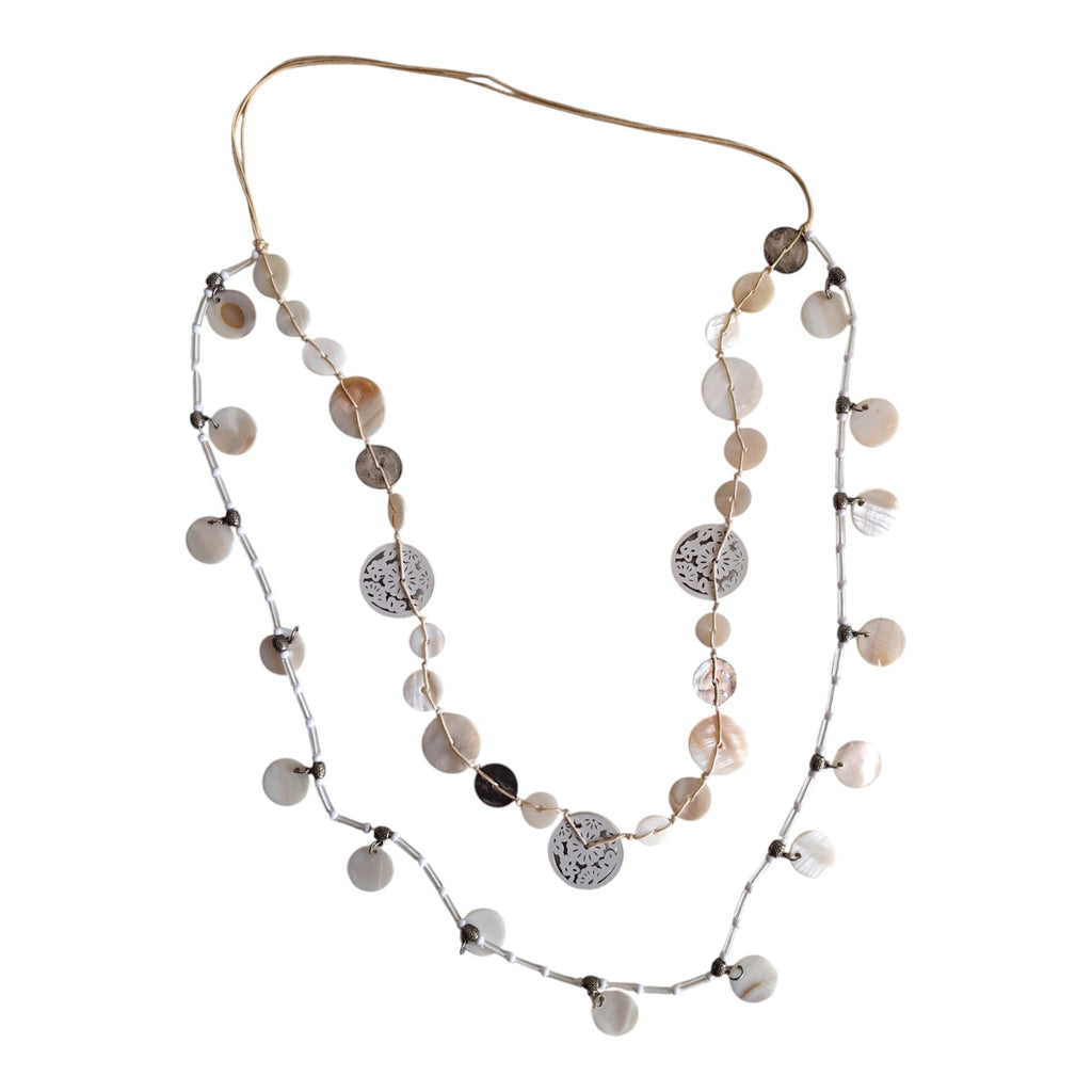 Lange Boho Halsketting met Zilverkleurige Bedels en Witte Schijfjes, 110 cm