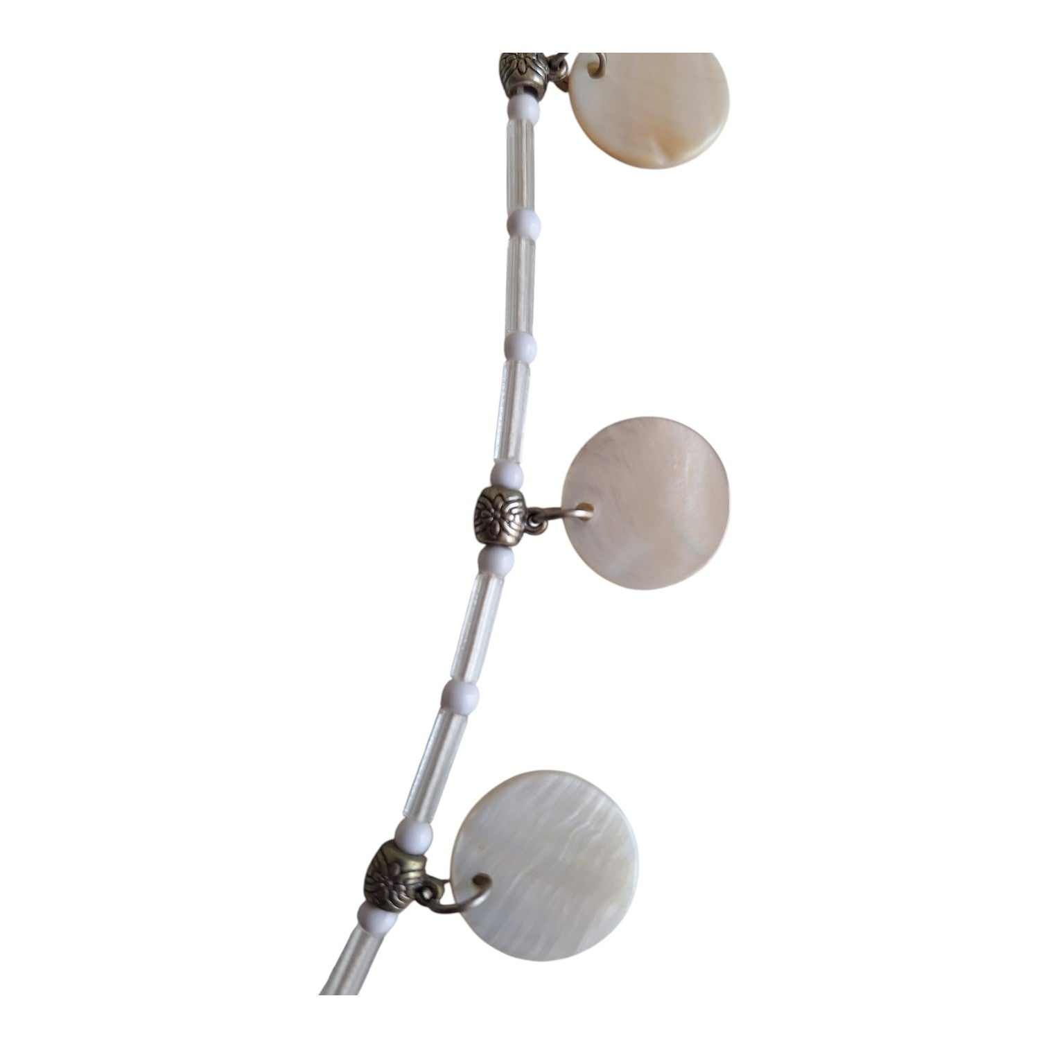 Lange Boho Halsketting met Zilverkleurige Bedels en Witte Schijfjes, 110 cm