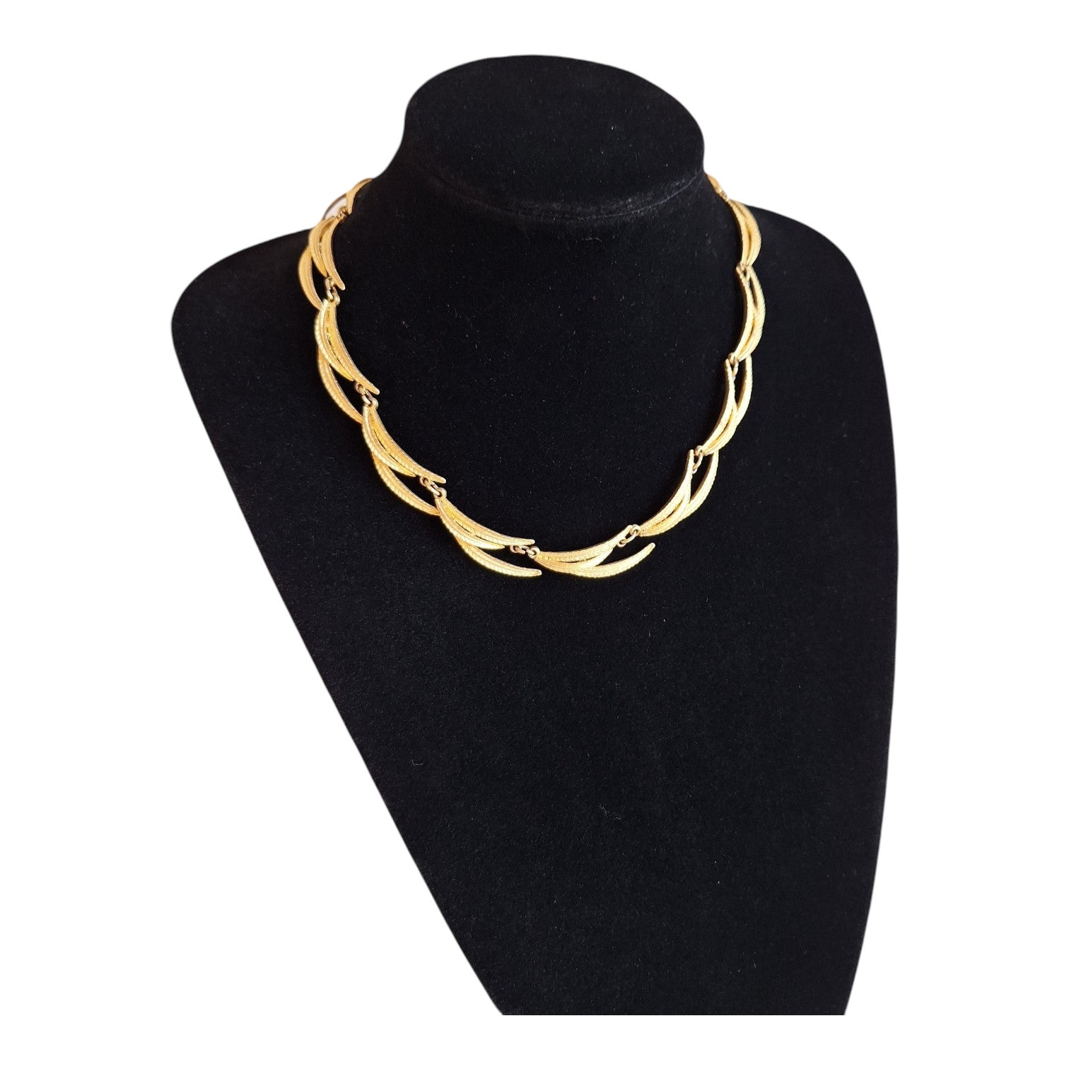 Gold-tone necklace, three leaves per link