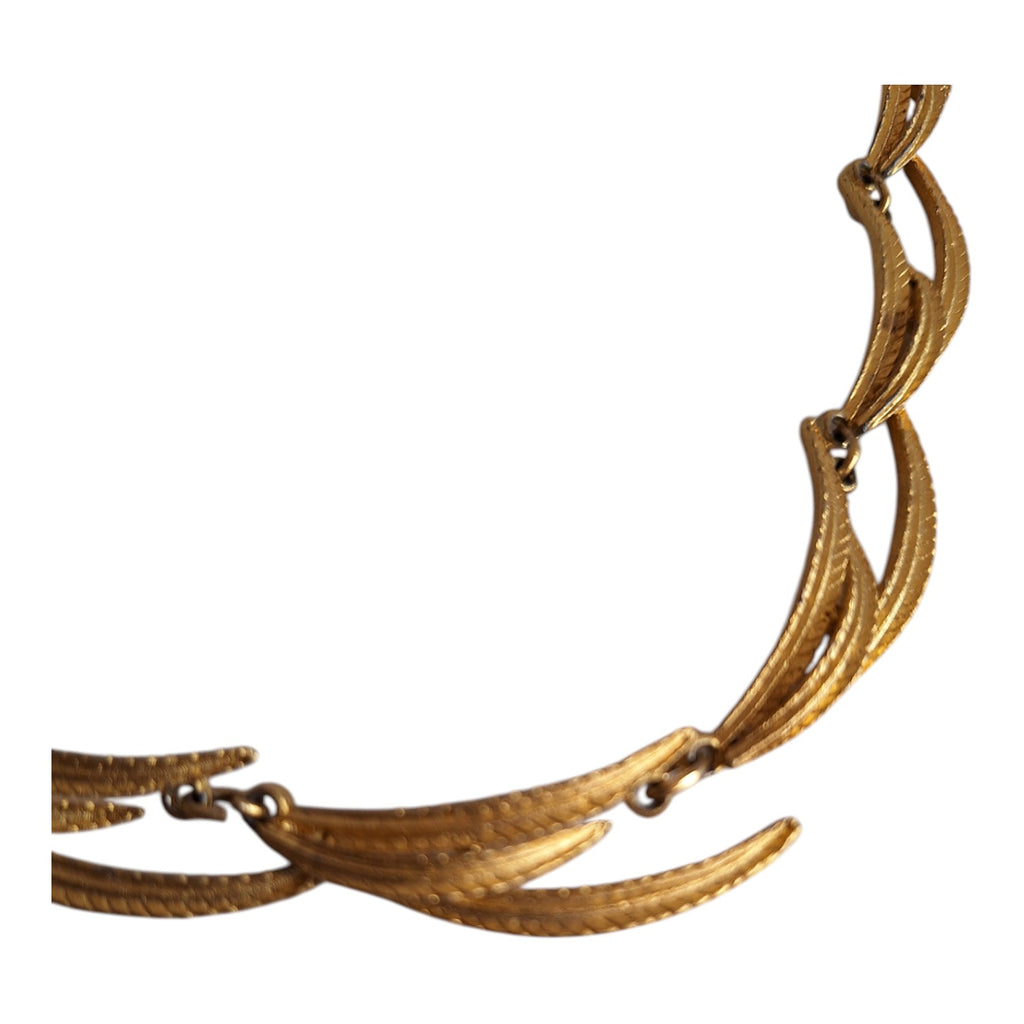 Gold-tone necklace, three leaves per link