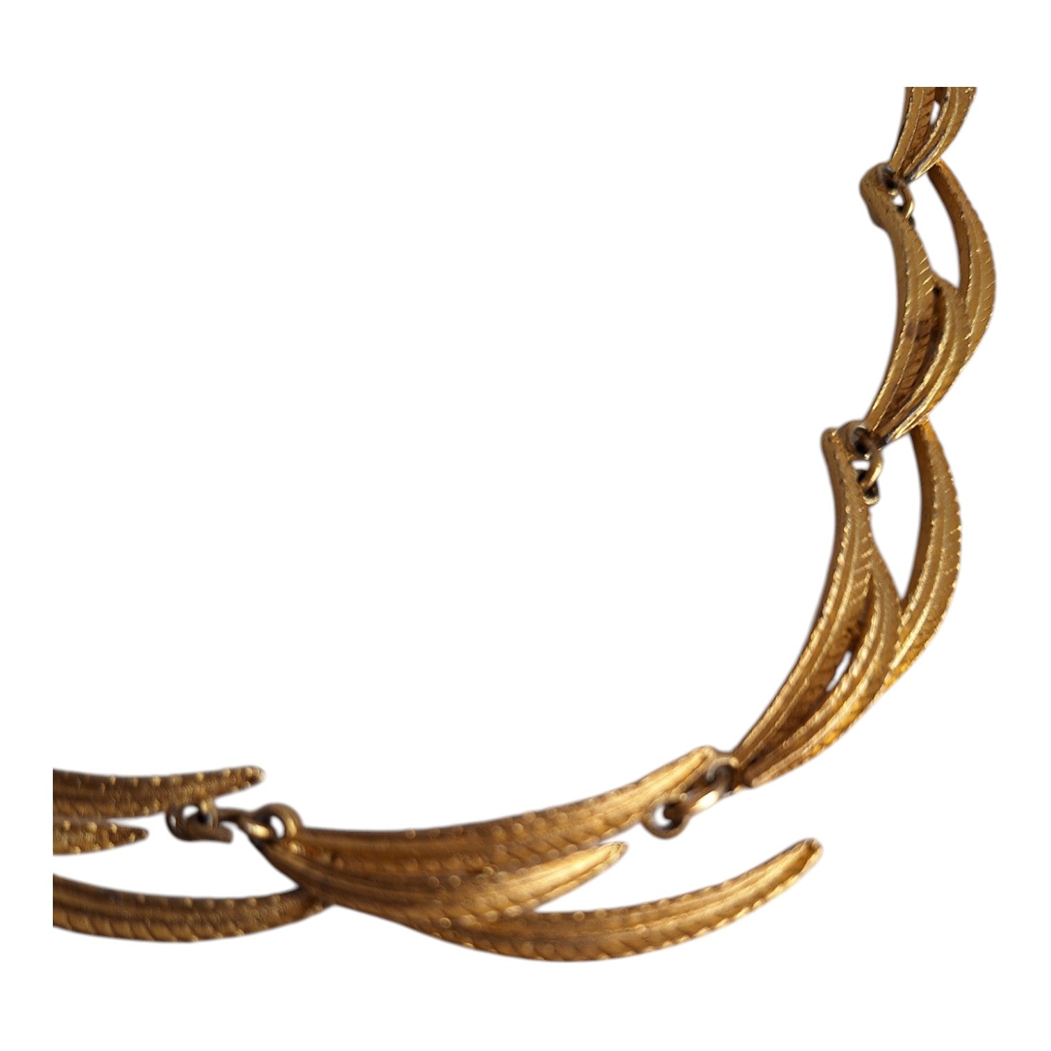 Gold-tone necklace, three leaves per link
