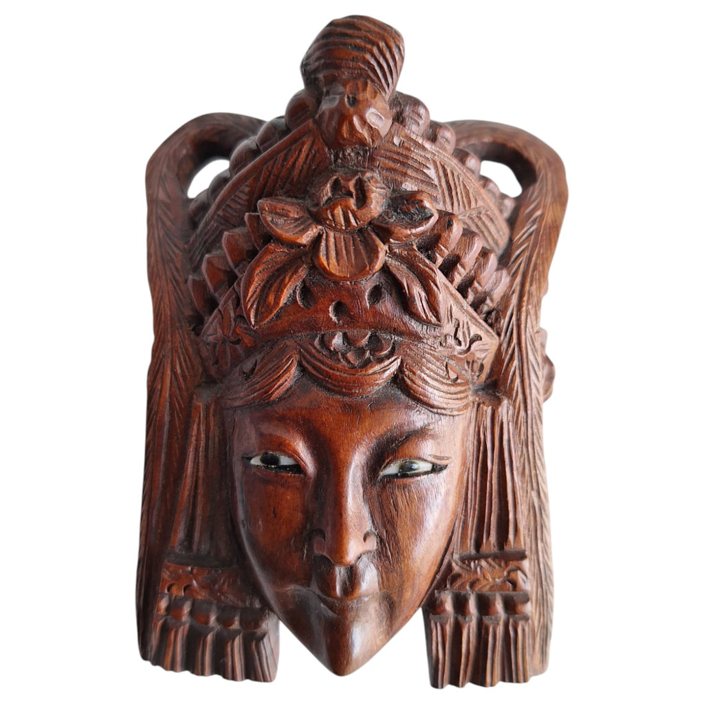 Handgeschnitzte Holzmaske Frau mit Glasaugen – Nepal, 1950er–1960er Jahre