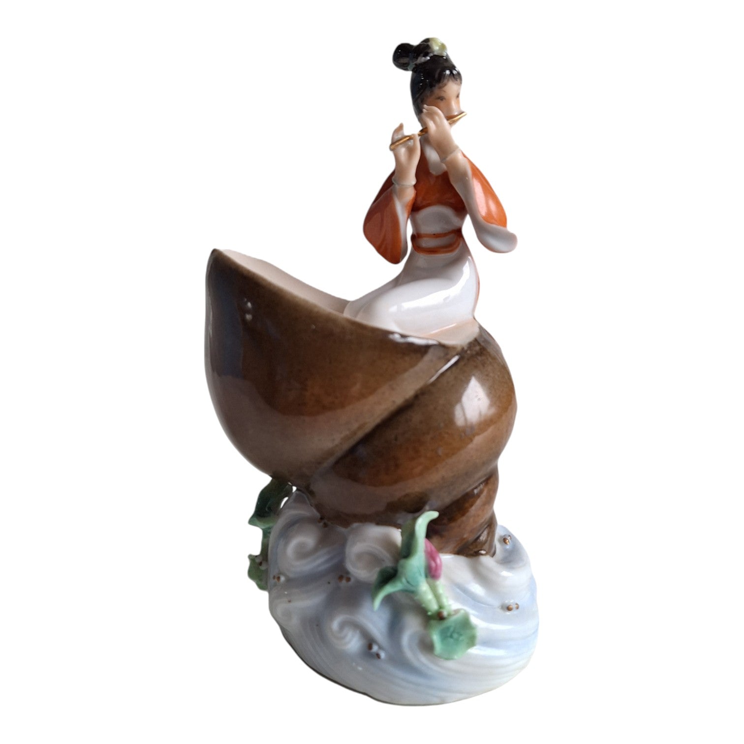 Porzellanfigur Geisha auf Muschel mit Flöte – Japanisch