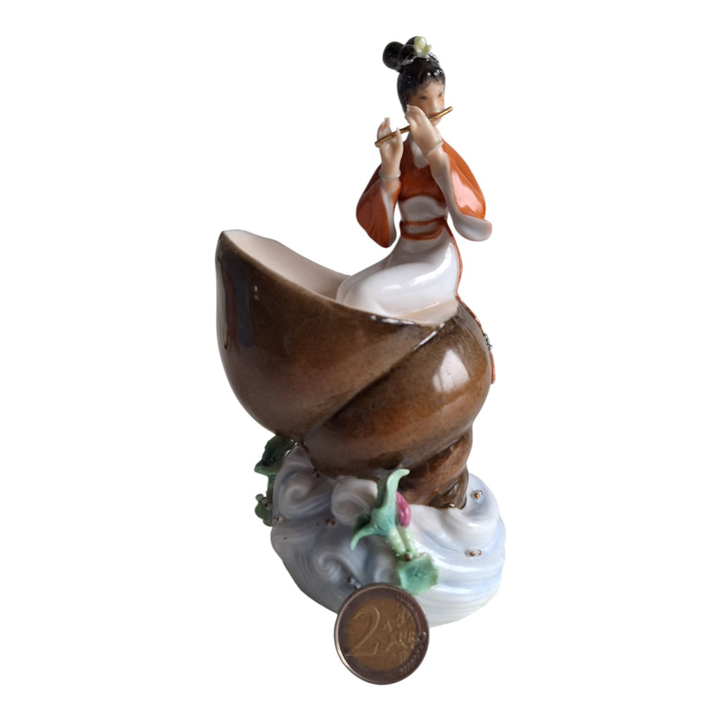 Porzellanfigur Geisha auf Muschel mit Flöte – Japanisch