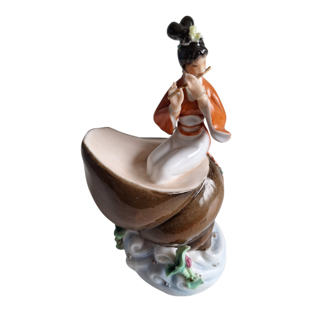 Porzellanfigur Geisha auf Muschel mit Flöte – Japanisch