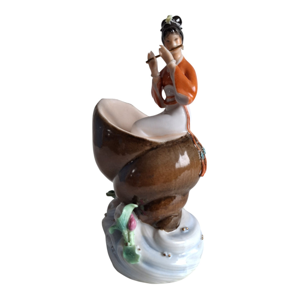 Porzellanfigur Geisha auf Muschel mit Flöte – Japanisch