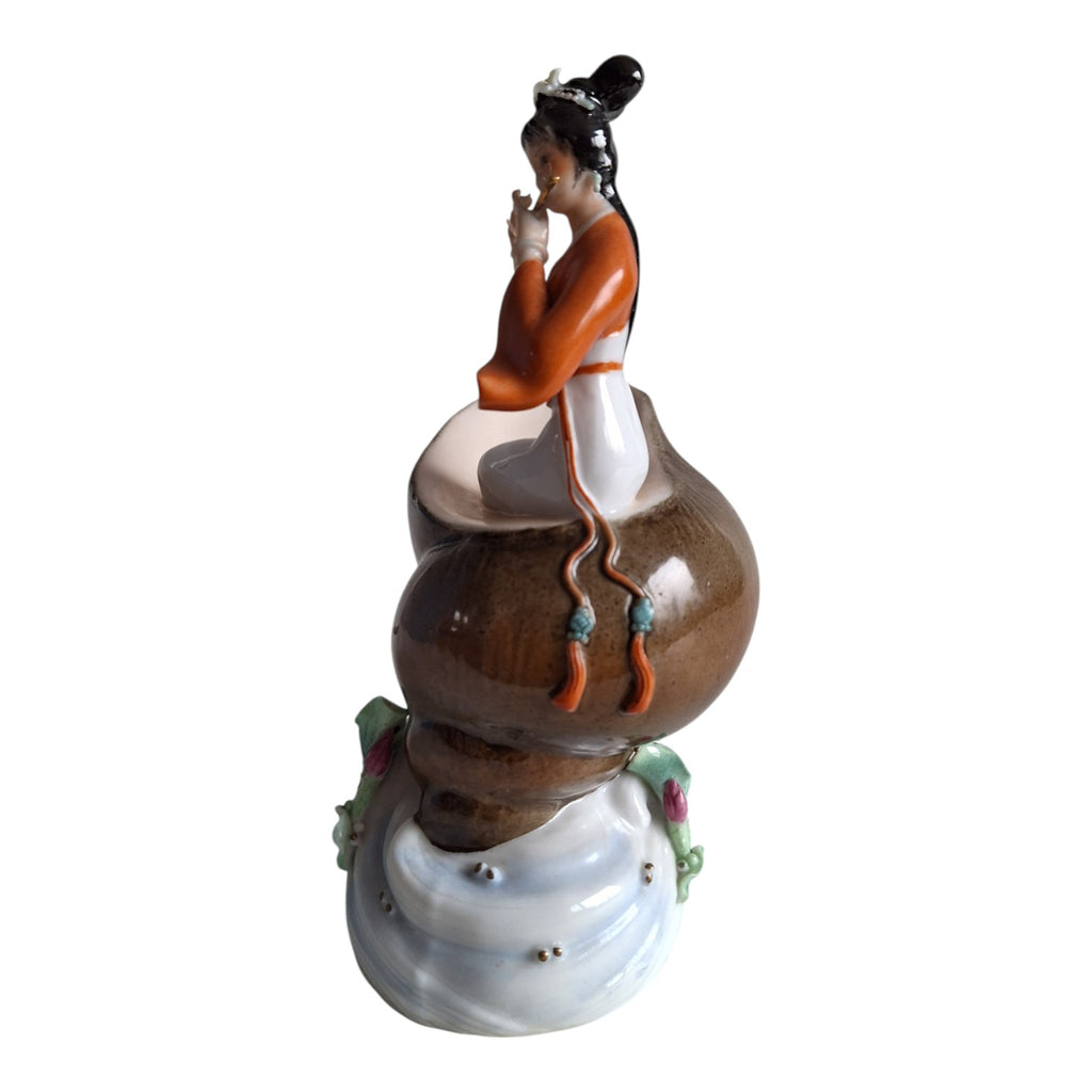 Porzellanfigur Geisha auf Muschel mit Flöte – Japanisch