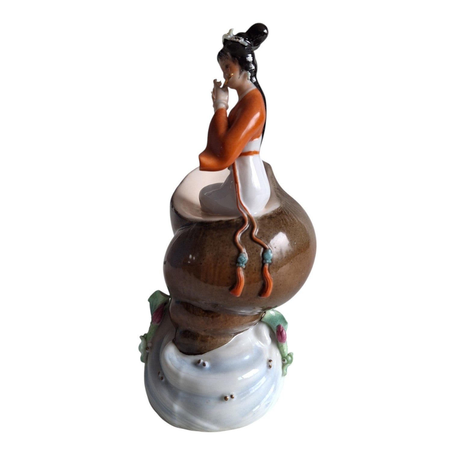 Porzellanfigur Geisha auf Muschel mit Flöte – Japanisch