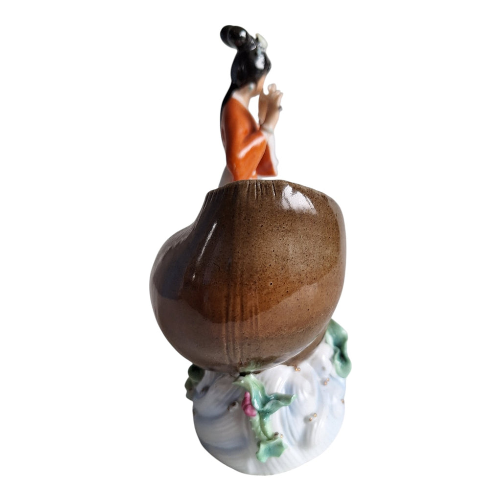 Porzellanfigur Geisha auf Muschel mit Flöte – Japanisch