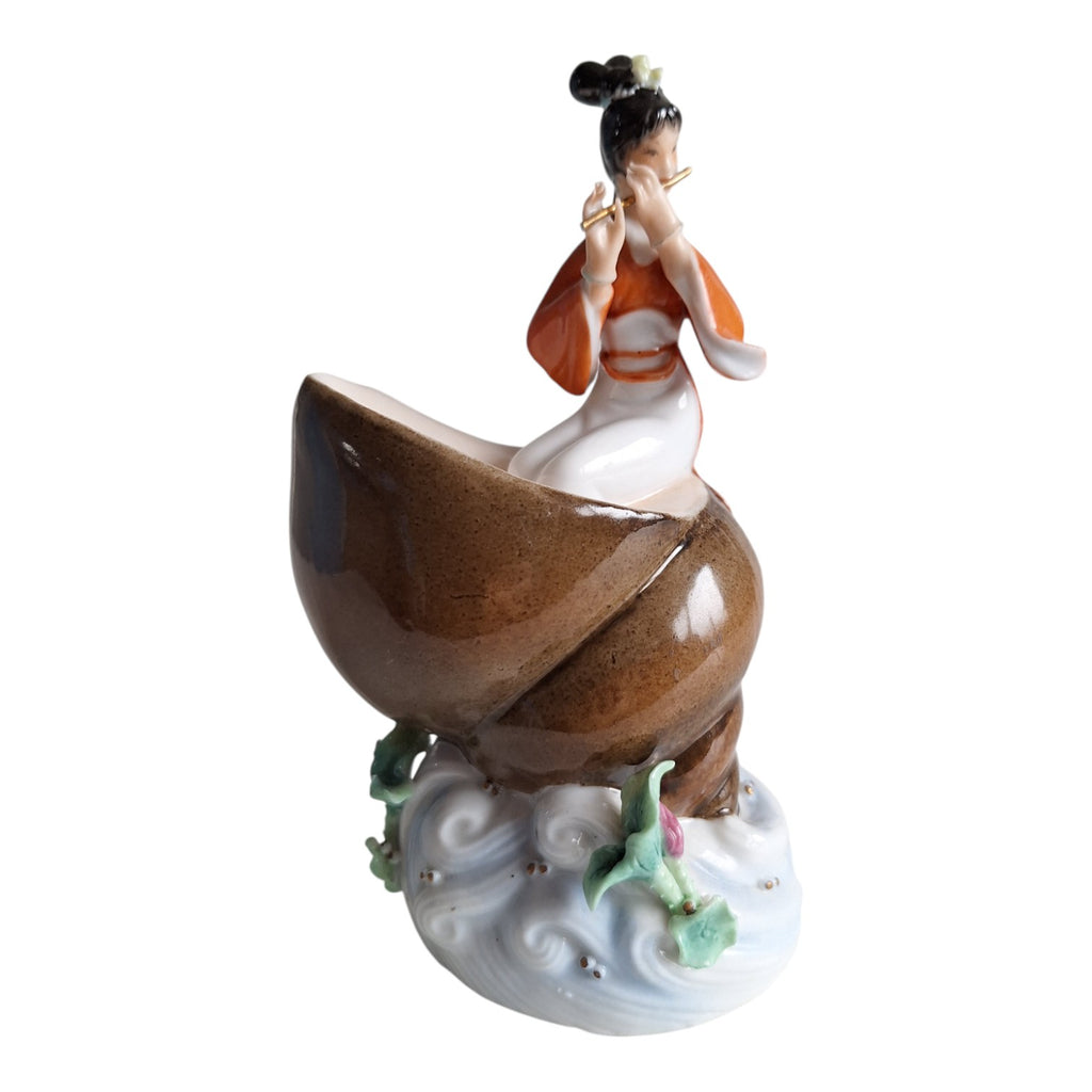Porzellanfigur Geisha auf Muschel mit Flöte – Japanisch