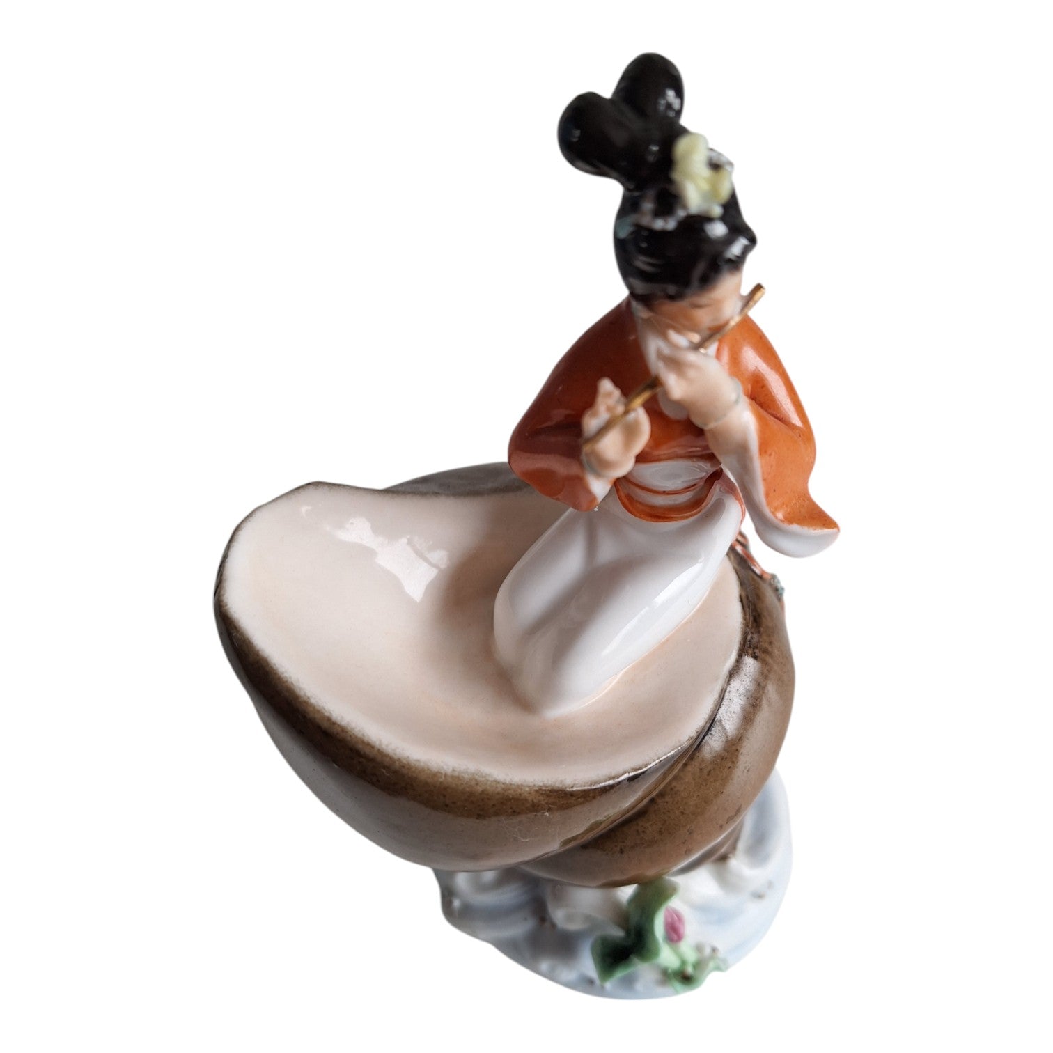 Porzellanfigur Geisha auf Muschel mit Flöte – Japanisch