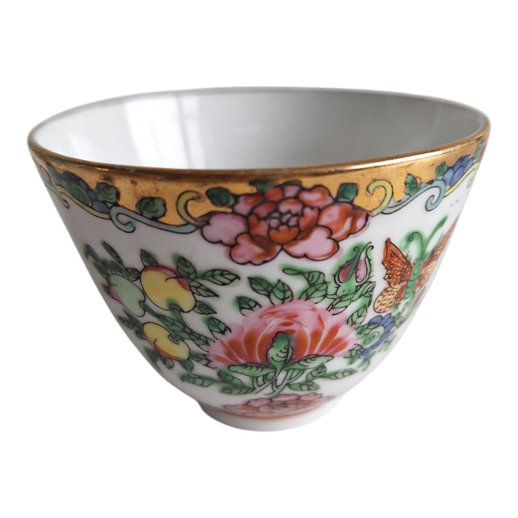 Chinesische kantonesische Tasse und Untertasse mit Blumenmotiven & Schmetterlingen – 1960er Jahre