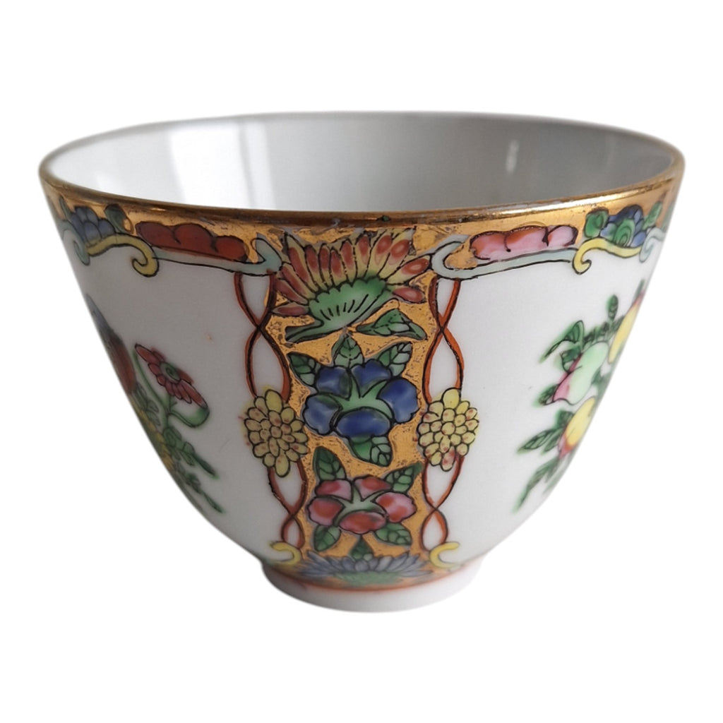 Chinesische kantonesische Tasse und Untertasse mit Blumenmotiven & Schmetterlingen – 1960er Jahre