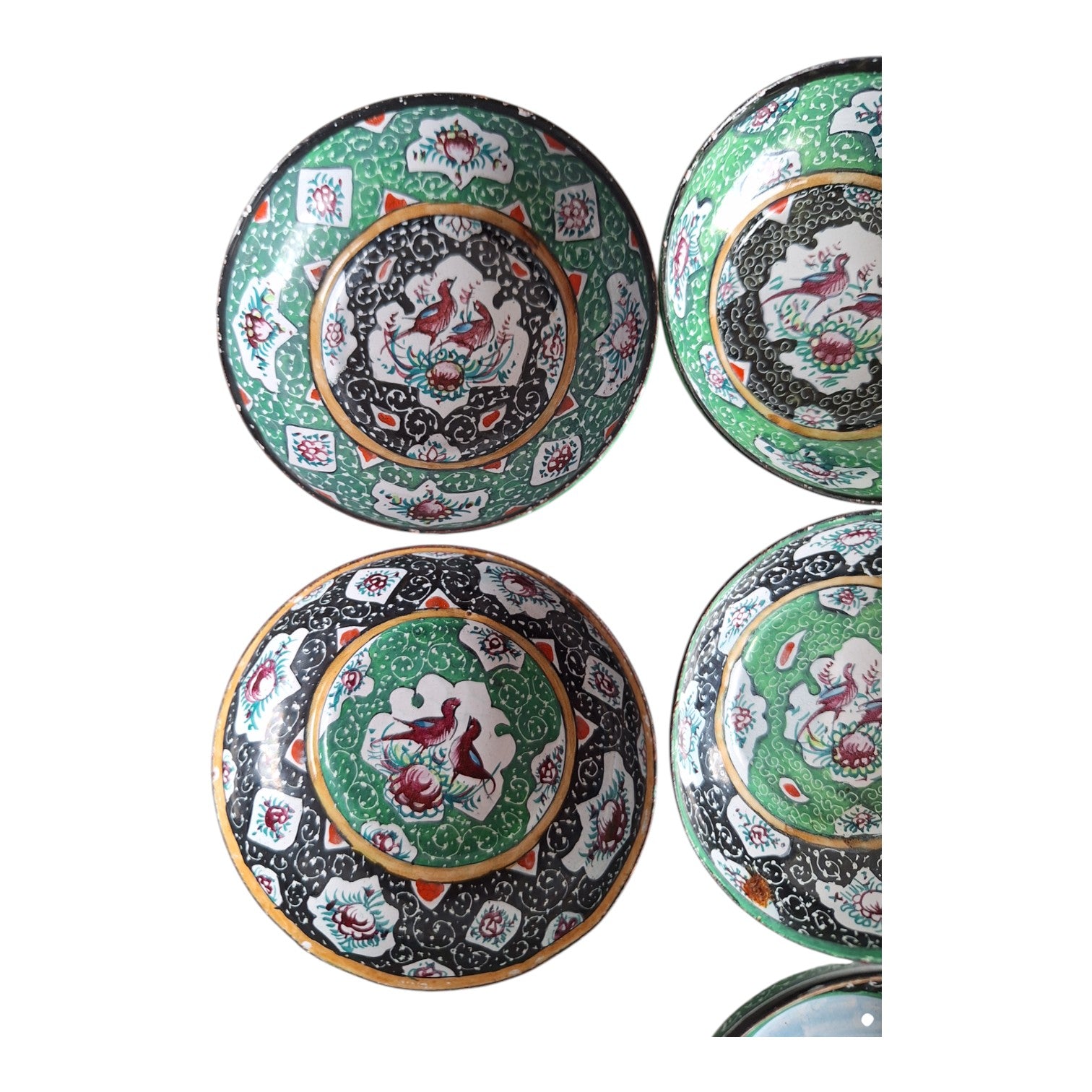 Satz von 7 handbemalten Schalen aus Emaille auf Kupfer – China, ca. 1920–1940