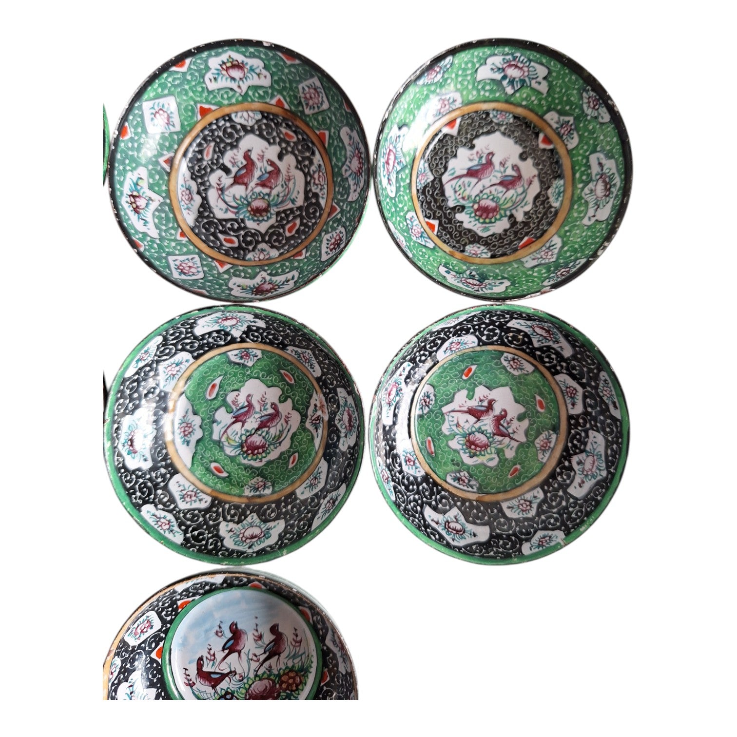 Satz von 7 handbemalten Schalen aus Emaille auf Kupfer – China, ca. 1920–1940