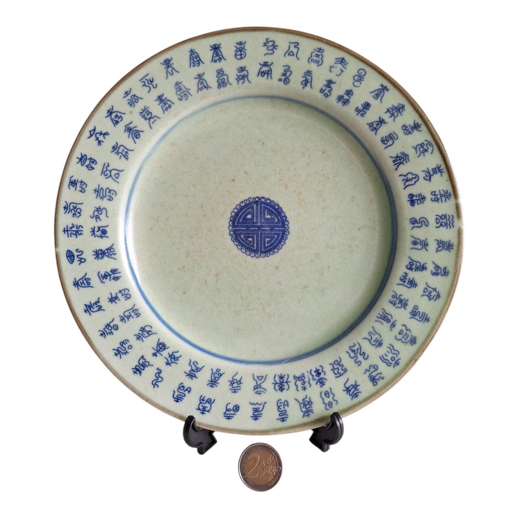 Chinees Celadon Bord met Kalligrafische Karakters – Ø 26,5 cm, ca. 1970-1980