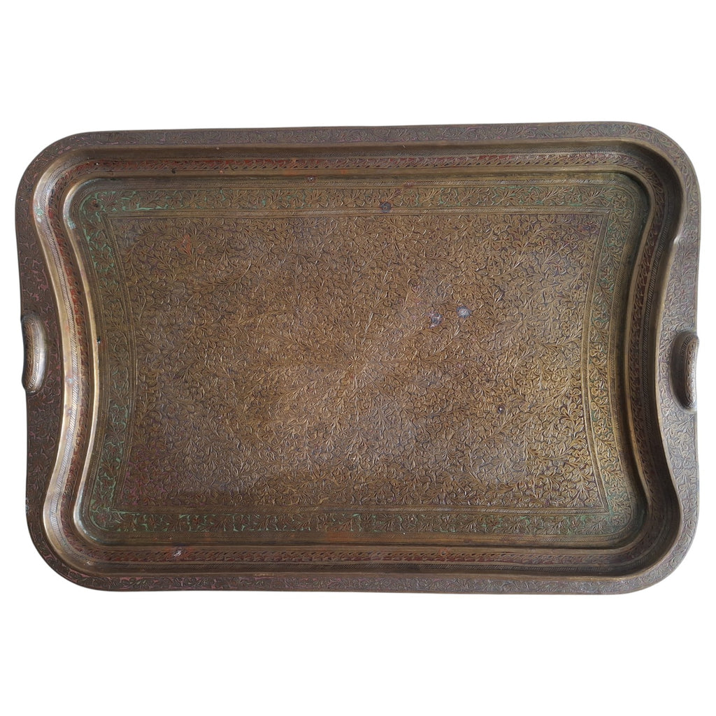 Verziertes Messingtablett mit floralem Motiv – Indien