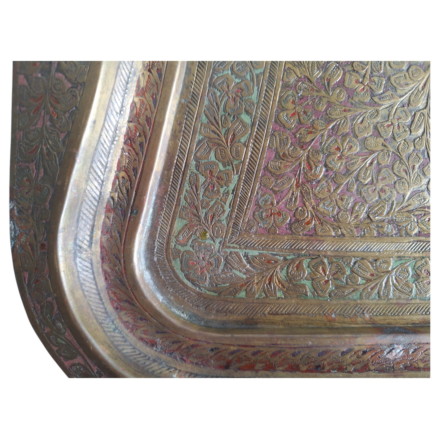 Verziertes Messingtablett mit floralem Motiv – Indien